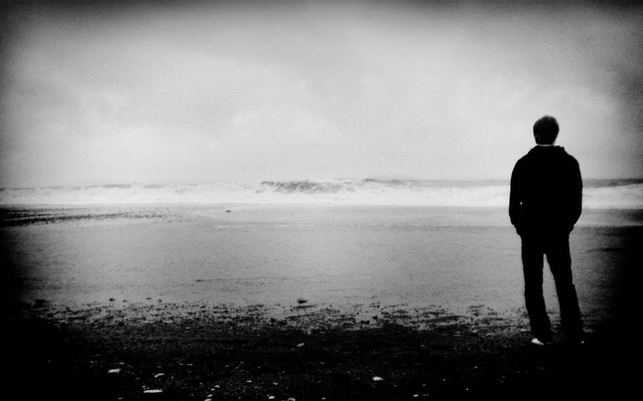 Un hombre cruza un mar