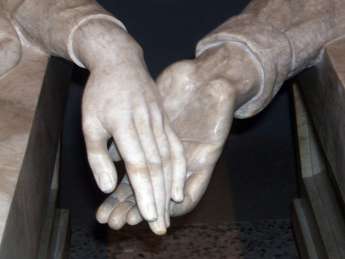 manos entrelazadas de la escultura Amantes de Teruel